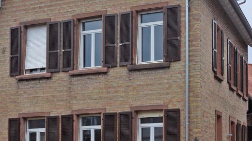 Einbau Holzfenster in weiß mit Klappläden